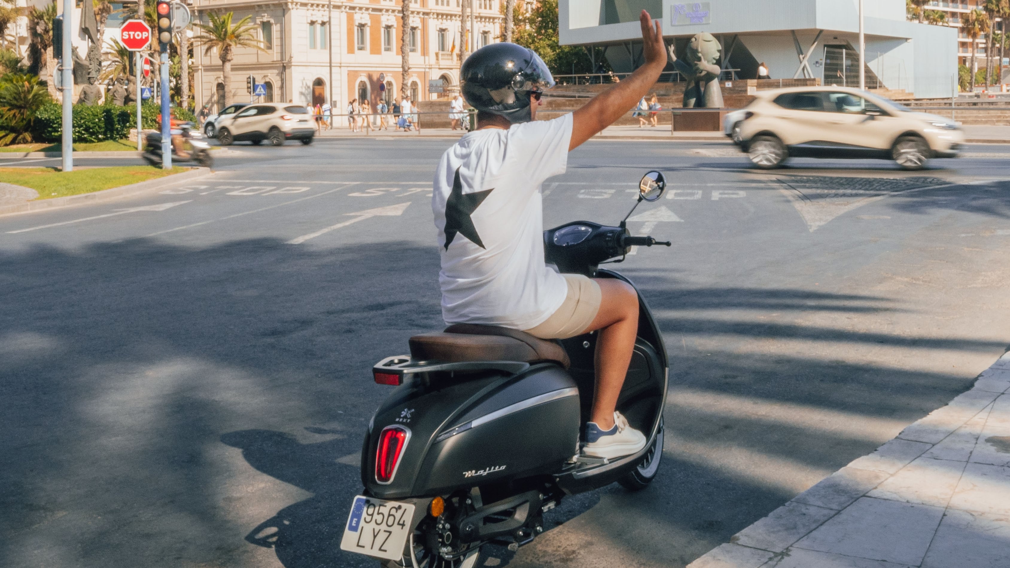 Una moto eléctrica circula por el centro de Alicante