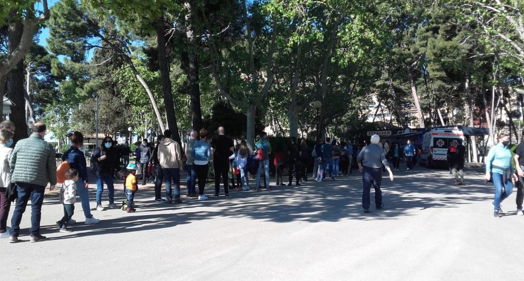 Largas colas a la entrada del recinto del Día del Libro, en el Parque José Antonio Labordeta, por el control de aforos. 