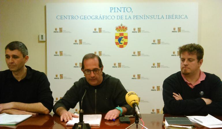 El alcalde de Pinto, junto a sus concejales de Prticipación y Medio Ambiente