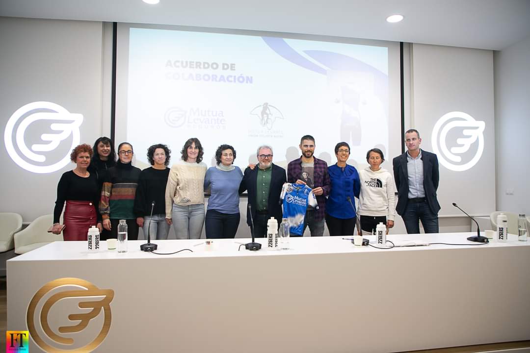 Presentación del primer equipo ciclista femenino en Alcoy de la Unión Ciclista Alcoy