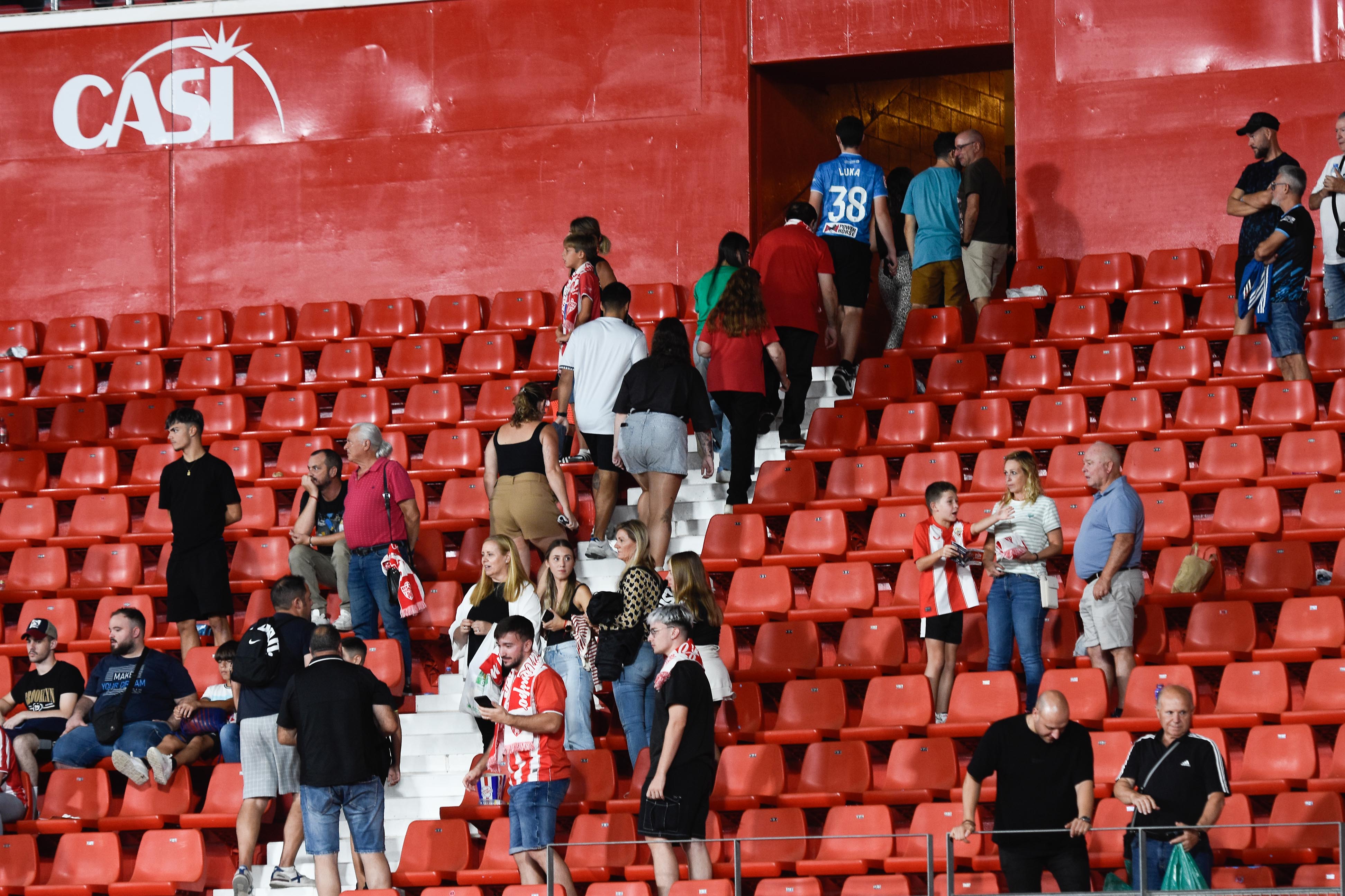 El Almería mandaba a casa a sus aficionados tras una severa paliza.