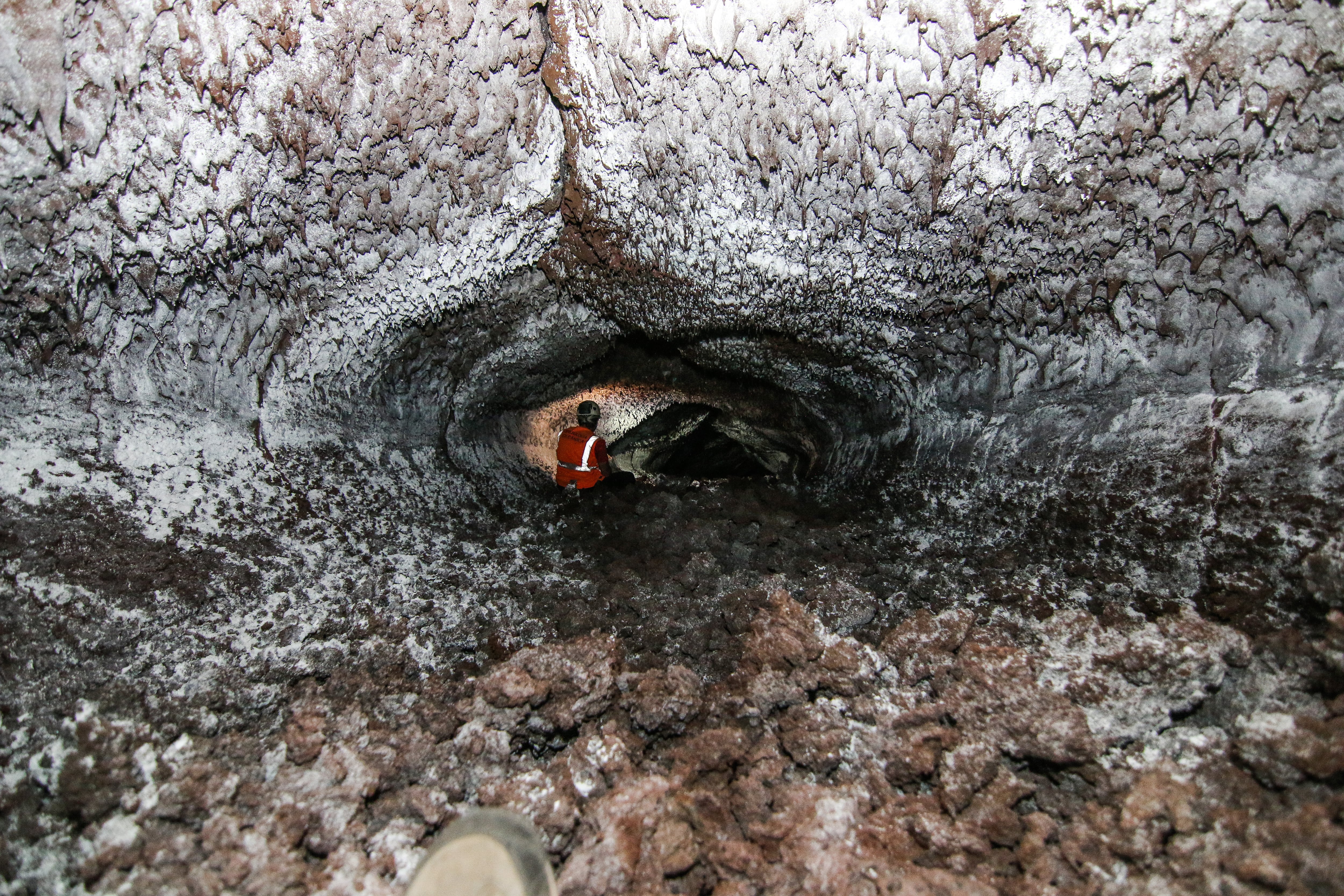 Interior del tubo lávico, al fondo Octavio Fernández