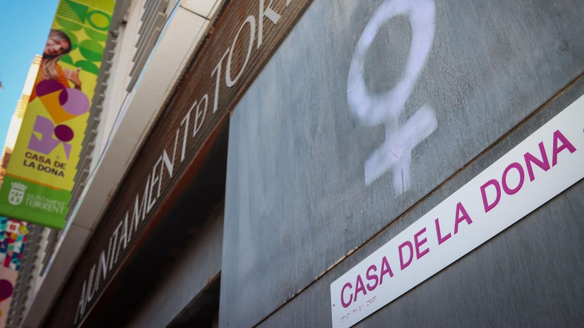 Torrent retirará en los próximos días la campaña antiabortista aunque afirma que no ha recibido ninguna petición del Gobierno central