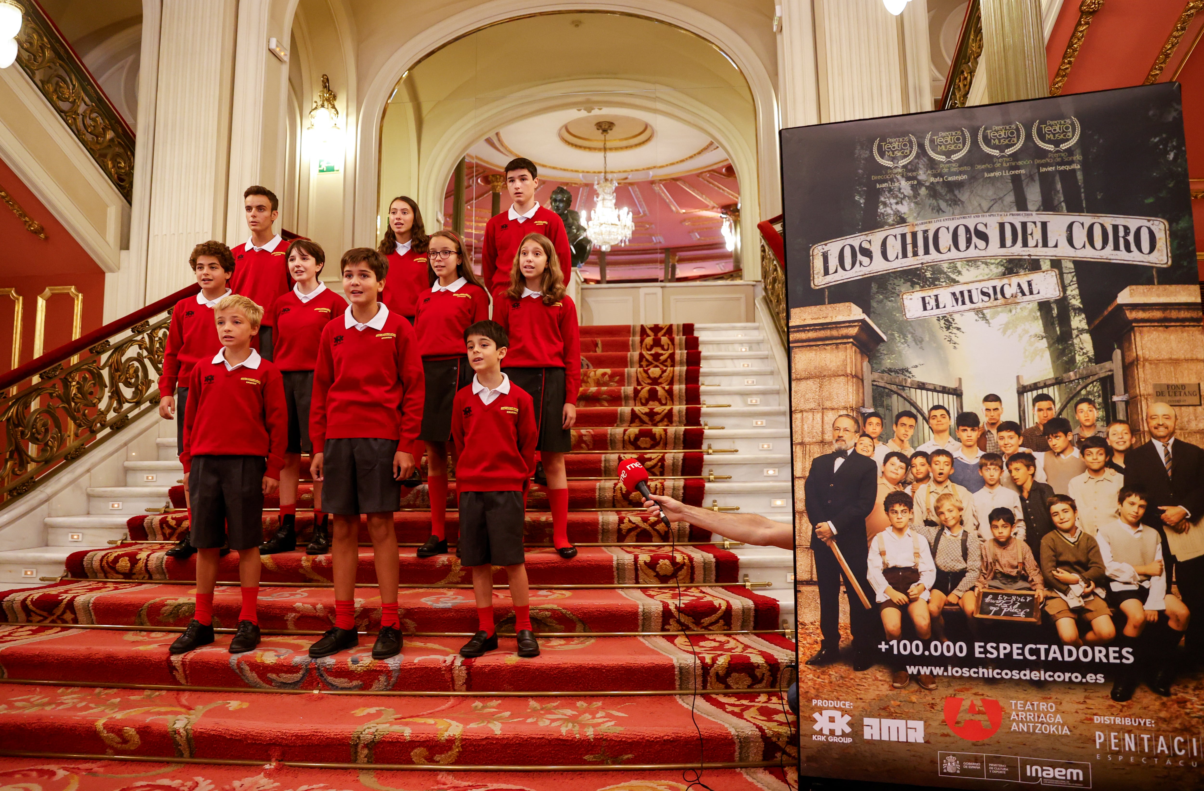 Los participantes del musical &quot;Los chicos del coro&quot;, cantan durante la presentación este miércoles en Bilbao, donde se representará en el Teatro Arriaga. EFE/Luis Tejido.