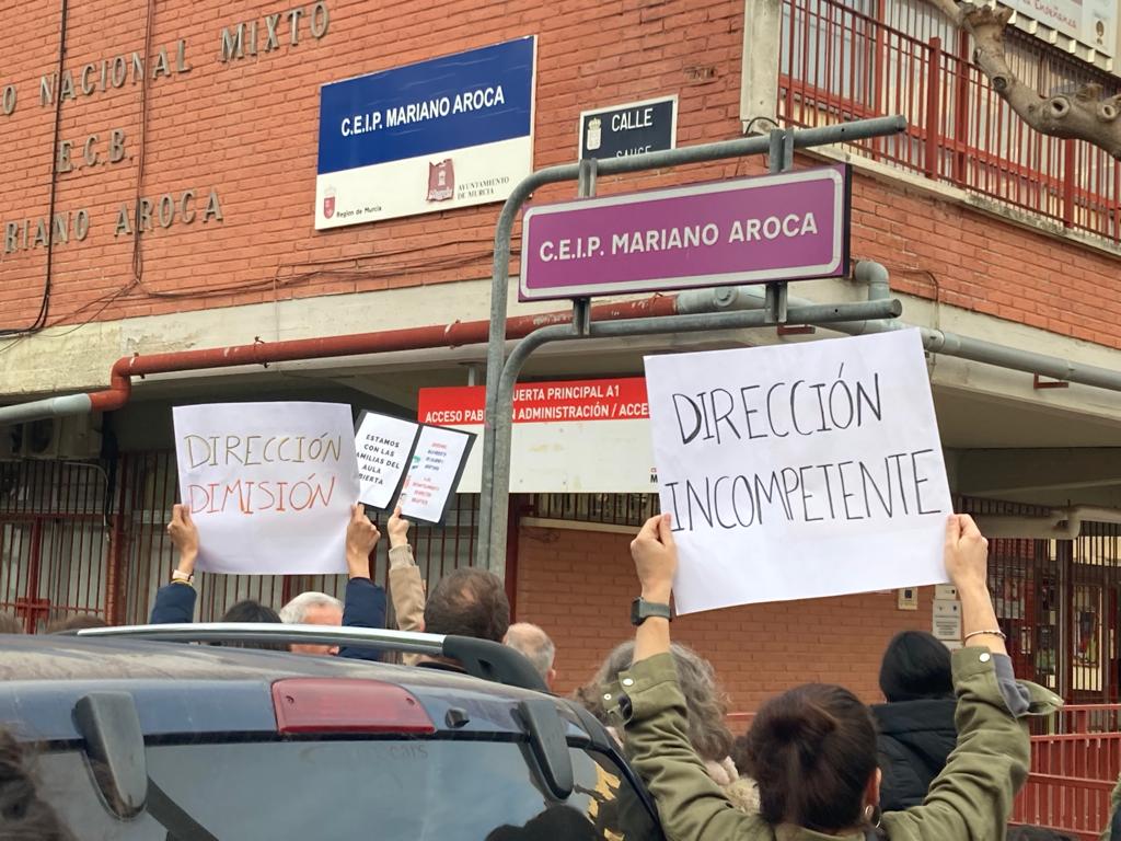 Padres y madres del CEIP Mariano Aroca durante la protesta de este lunes