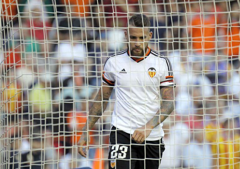 Valencia&#039;s Argentinian defender Nicolas Otamendi gestures in the goal during the Spanish league football match Valencia CF vs RC Celta de Vigo at the Mestalla stadium in Valencia on May 17, 2015.   AFP PHOTO / JOSE JORDAN