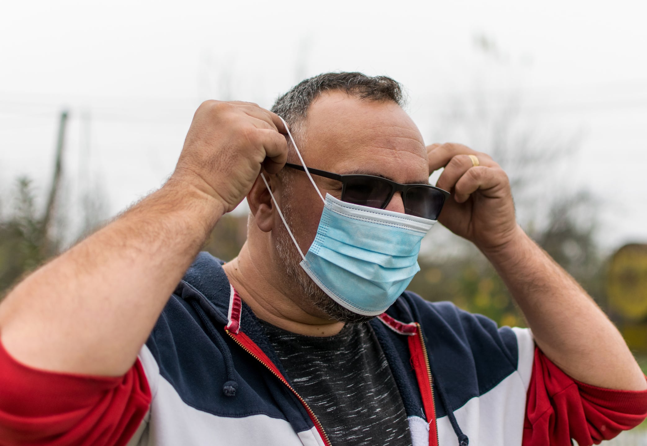 Hombre llevando mascarilla durante la pandemia de coronavirus.