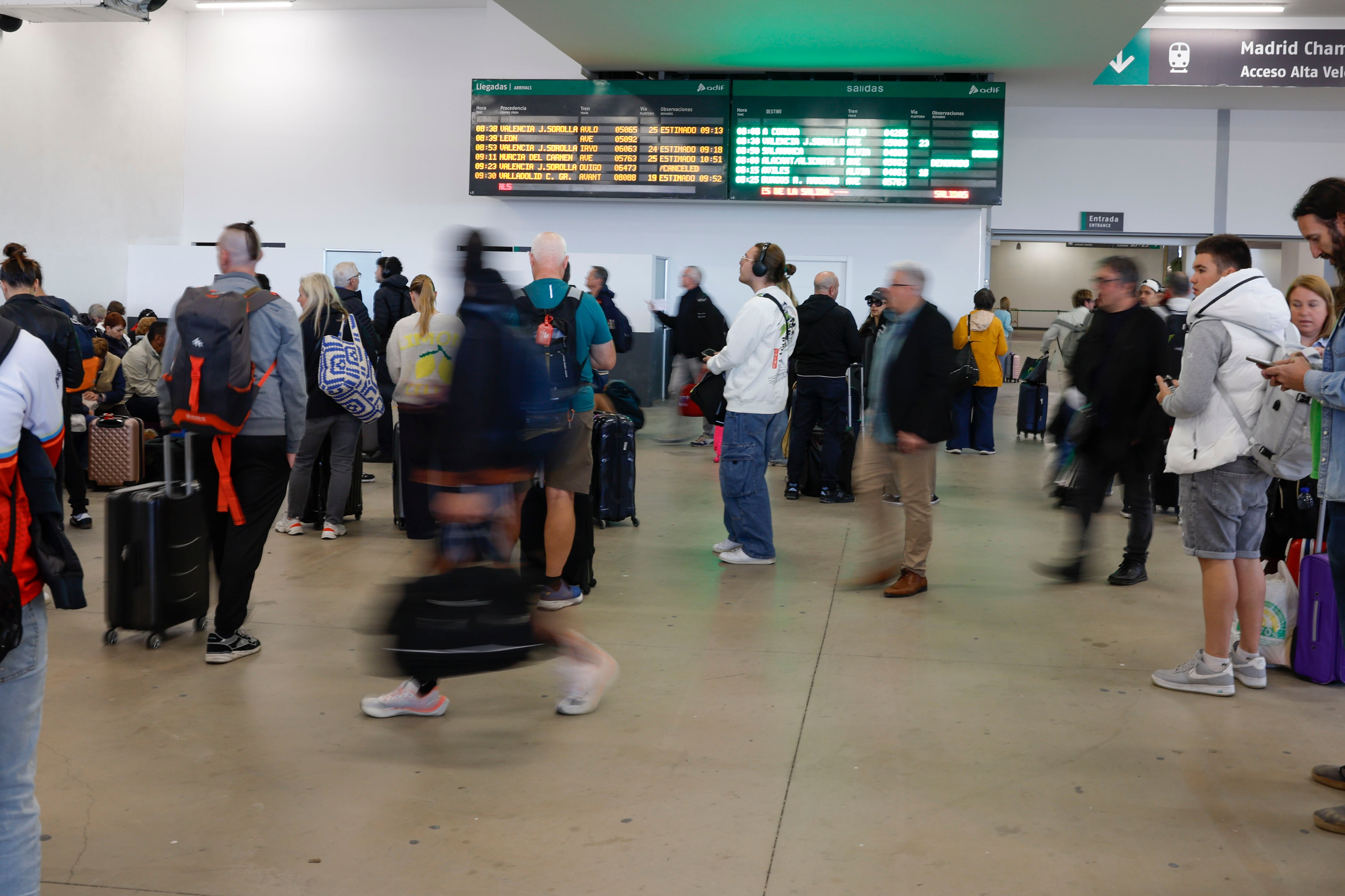 Viajeros de tren afectados por el apagón masivo ocurrido hacia las 12.30 del pasado lunes se agolpan en el acceso a los andenes en la mañana de este martes en la Estación de Chamartín. EFE/JJ Guillén