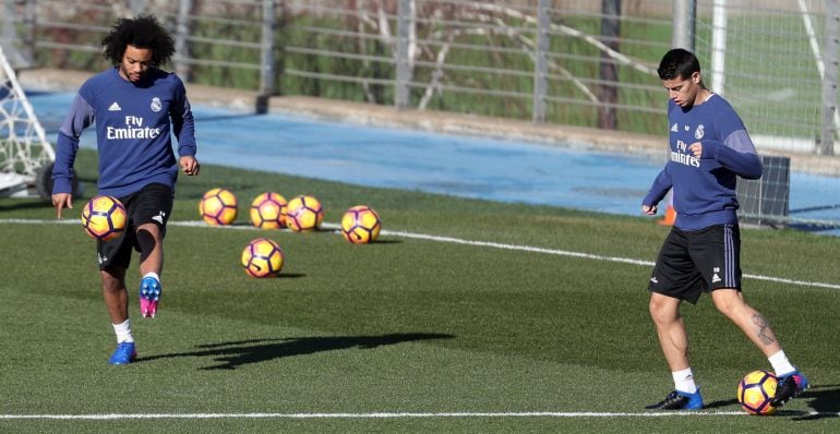 Marcelo y James tocan balón durante el entrenamiento de este sábado