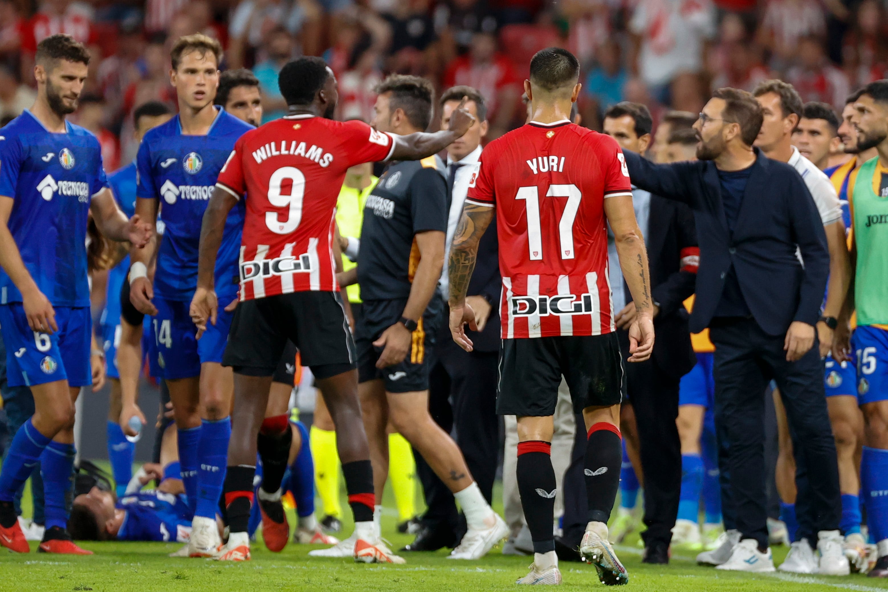 BILBA, 27/09/2023.- El técnico del Getafe, José Bordalás (d) y el delantero del Athletic Club, Iñaki Williams, en la jugada que ha significado la expulsión del entrenador del equipo madrileño durante el encuentro correspondiente a la séptima jornada de primera división que han disputado hoy jueves en el estadio de San Mamés, en Bilbao. EFE / Luis Tejido.
