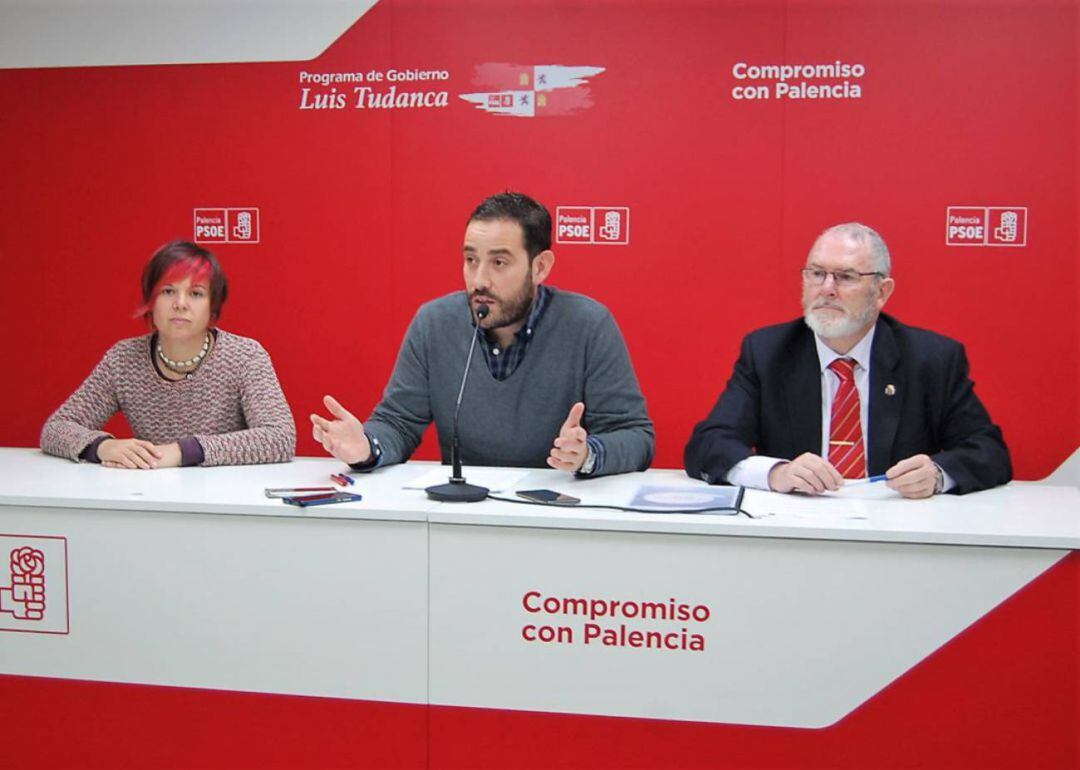 En el centro el portavoz socialista en la Diputación de Palencia, Miguel Ángel Blanco