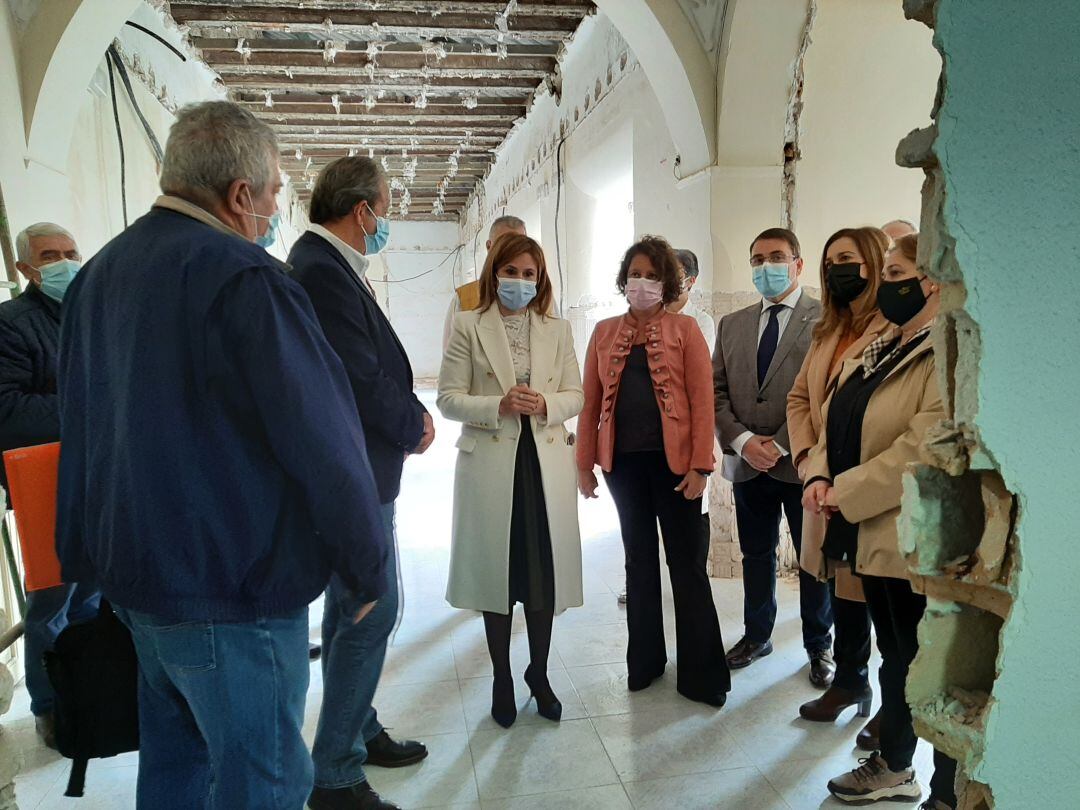 La viceconsejera de Salud y Familias, Catalina García, junto a la delegada territorial, Trinidad Rus y el primer teniente de alcalde de Andújar, Pedro Luis Rodríguez, han visitado hoy el inicio de los trabajos