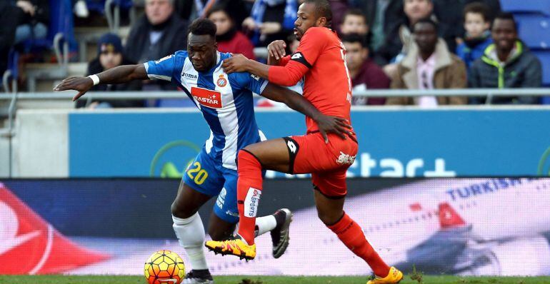 El delantero ecuatoriano del Espanyol Felipe Salvador Caicedo (i) con el balón ante el defensa brasileño del Deportivo Sidnei Rechel da Silva 