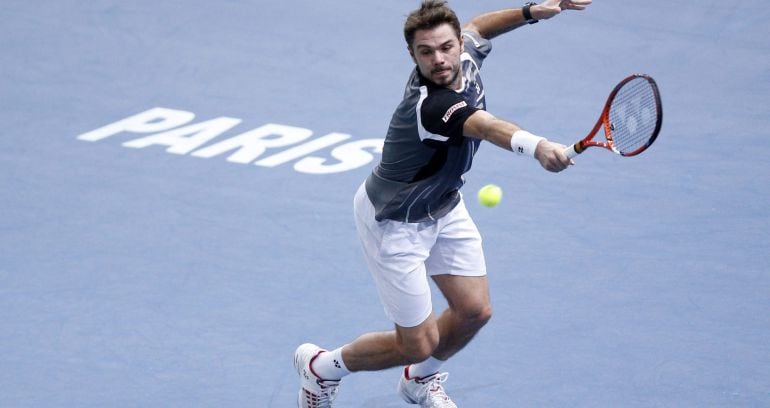 El tenista suizo Stan Wawrinka devuelve una bola al sudafricano Kevin Anderson, durante el partido de octavos de final del Másters 1.000 de Bercy de ambos disputaron en París, Francia, hoy, 30 de octubre de 2014