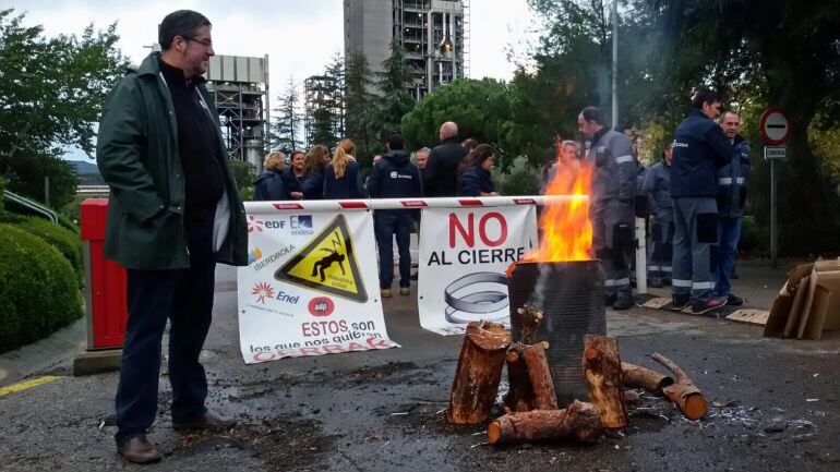 Trabajadores esta mañana a las puertas de ELCOGAS Puertollano