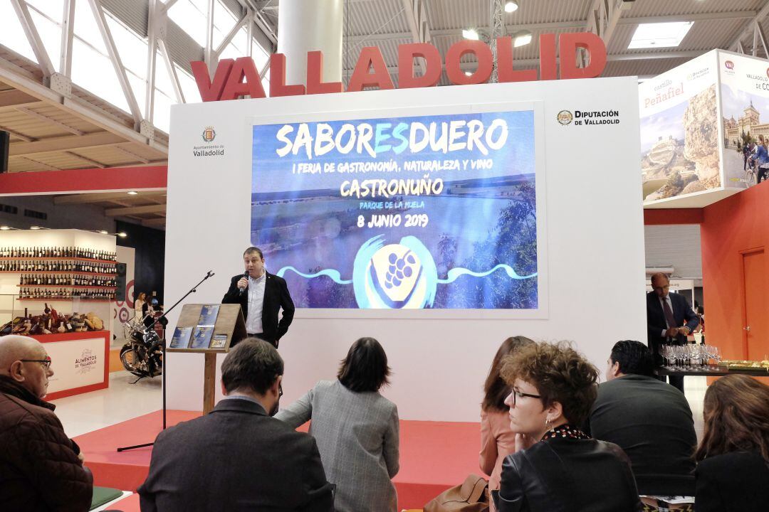 Enrique Seoane, alcalde de Castronuño, presentando SaborEsDuero en Intur