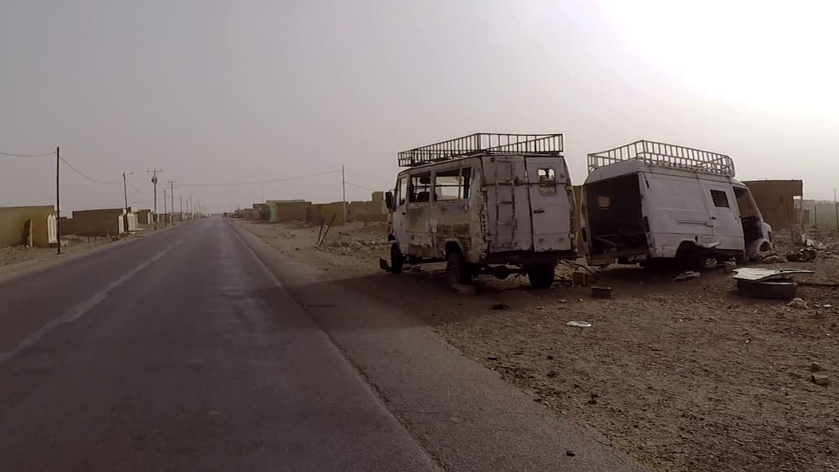 Cuando el agua y el desierto se juntan: el gran problema tras el cementerio de coches más impresionante del mundo