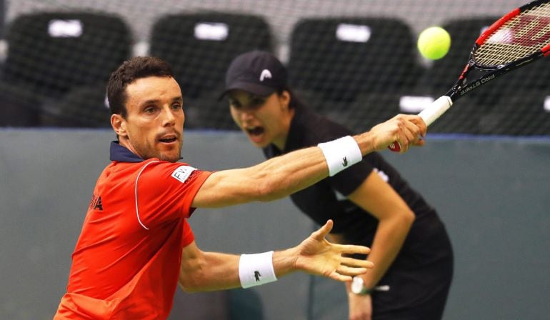 Roberto Bautista golpeando de revés la pelota ante Pavic