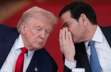 El presidente de EEUU Donald Trump (i) y el secretario de Estado de EEUU Marco Rubio (d)