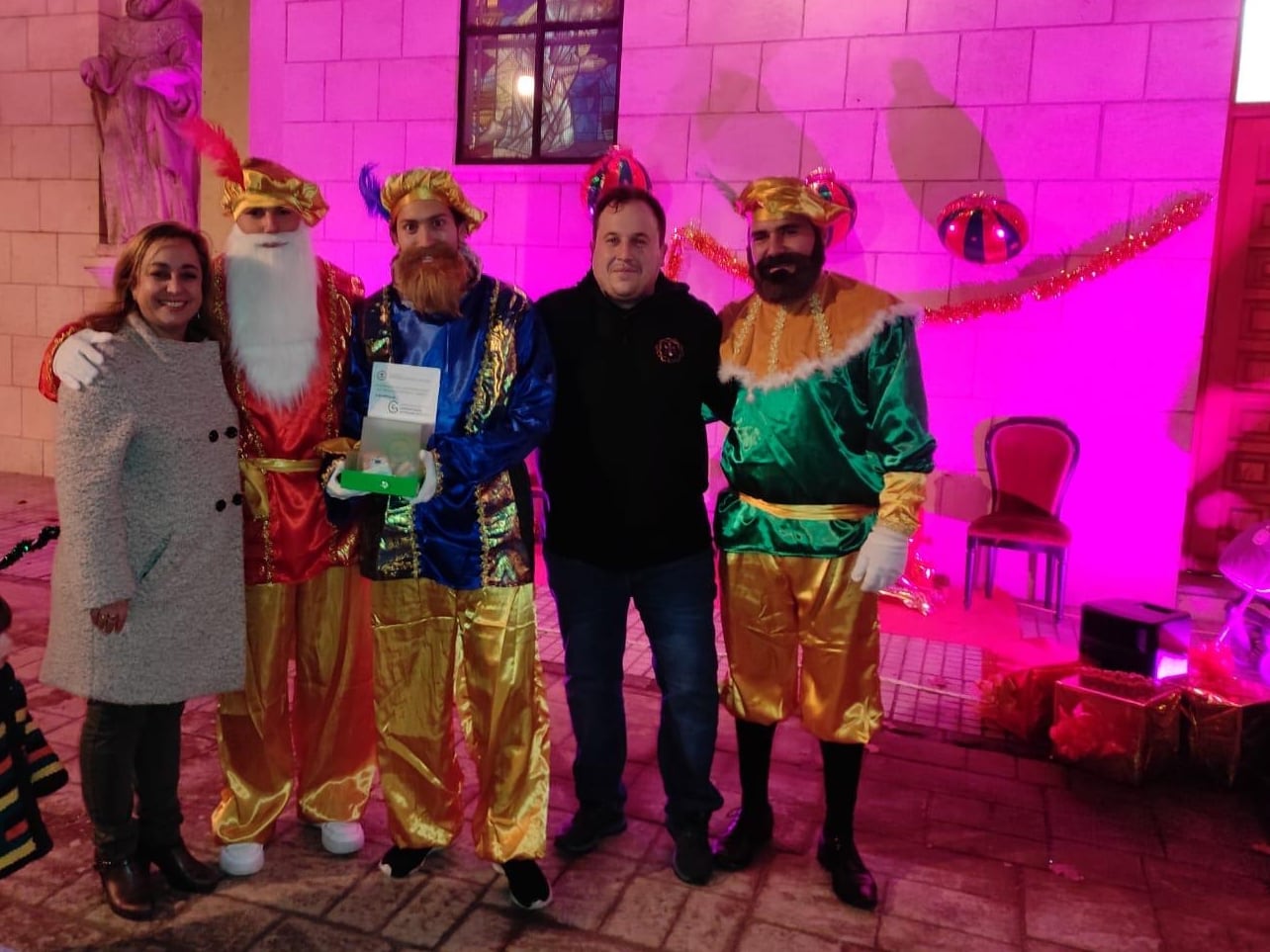 Los pajes de sus Majestades en la primera edición de la chocolatada solidaria de la Hermandad del Santísimo Cristo del Milagro con la presidenta de la AECC de Aranda, Eva Asensio, y el Hermano Mayor, Manuel Cuadra