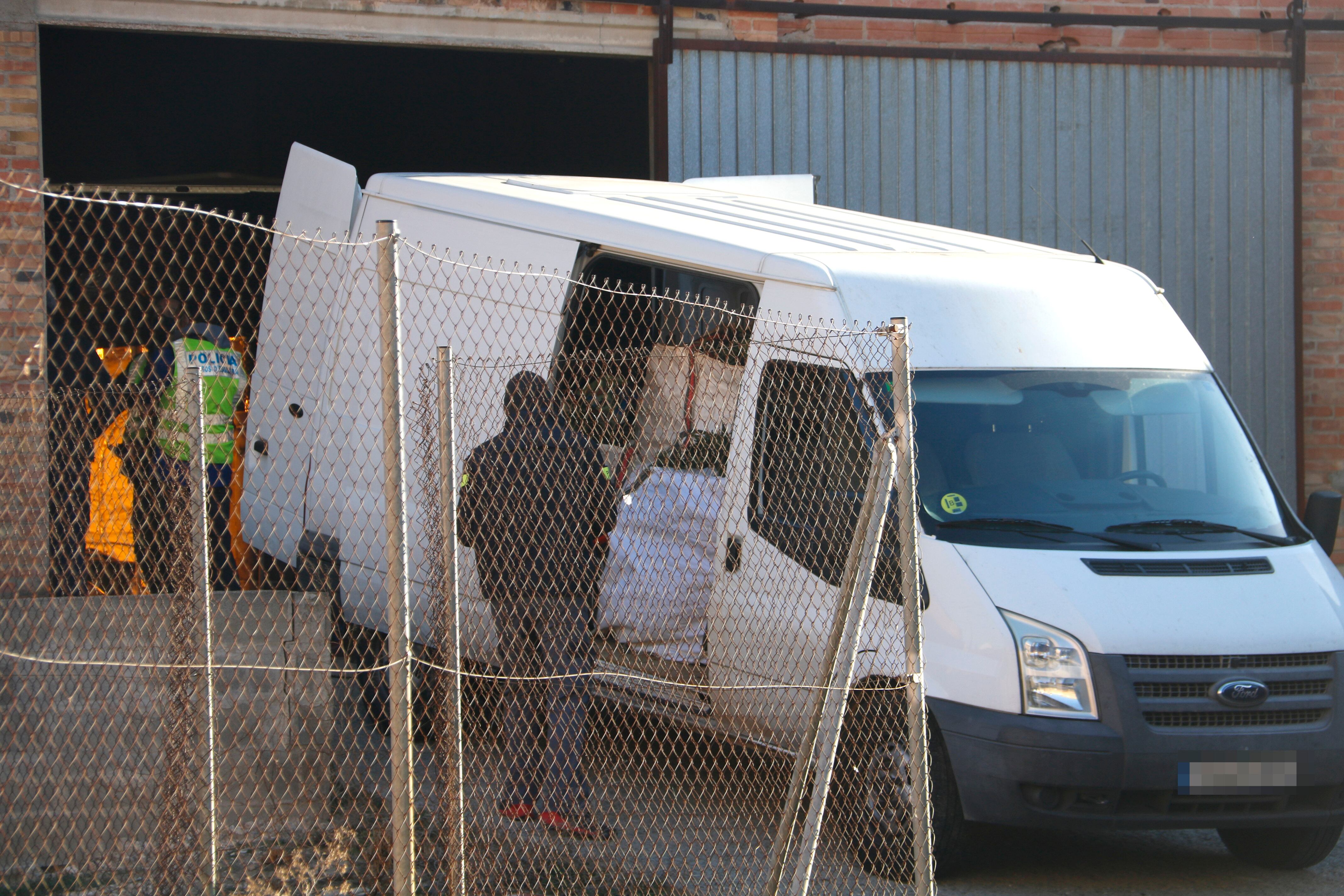 Els agents s'han endut una furgoneta carregada de plantes de marihuana i també altres eines i estris que hi havia a l'interior del magatzem