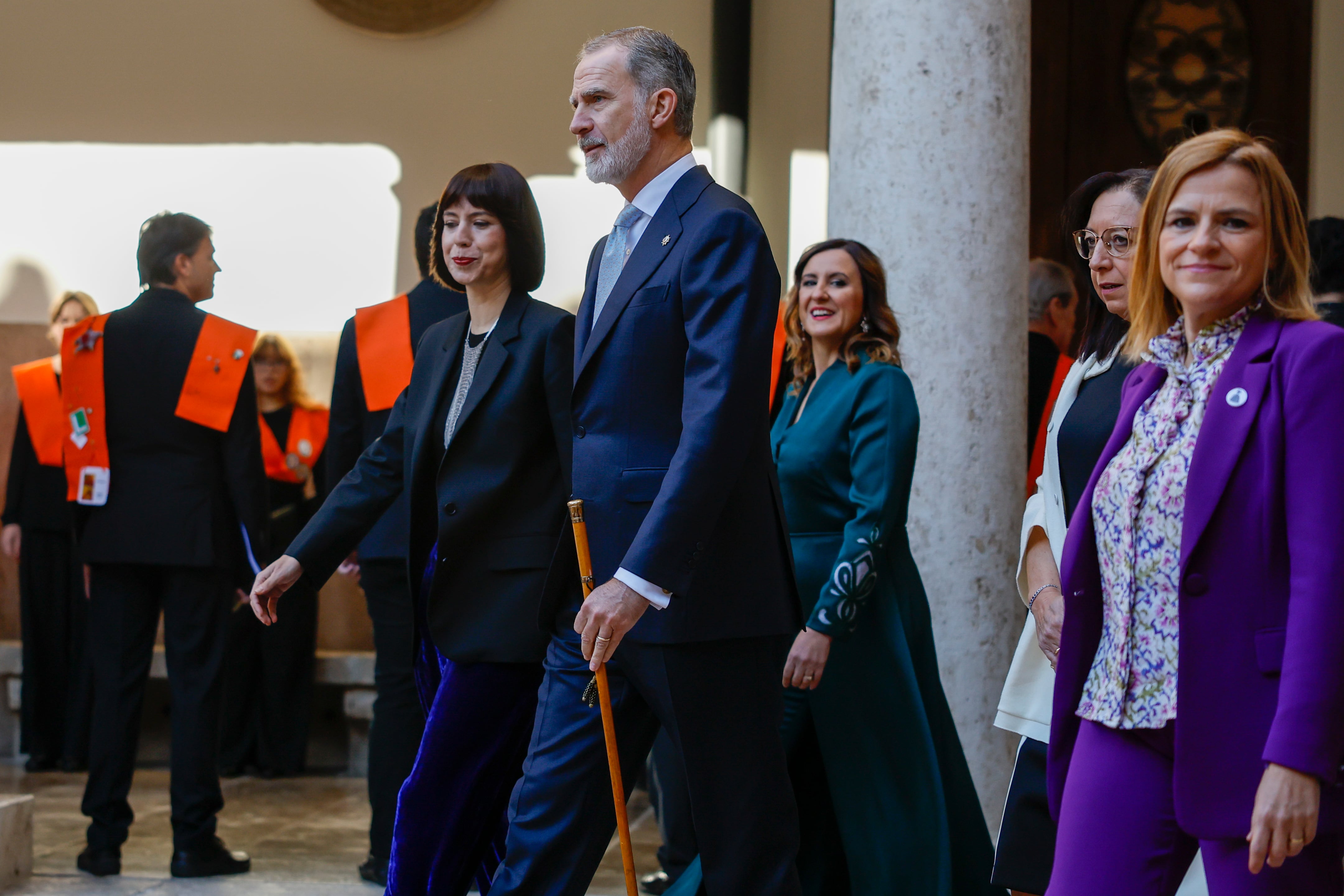 El rey Felipe VI, acompañado por la ministra de Ciencia, Innovación y Universidades, Diana Morant (i), la delegada del Gobierno en la Comunitat Valenciana, Pilar Bernabé (d), la presidenta de les Corts Valencianes, Llanos Massó (2ª d), y la alcaldesa de Valencia, María José Catalá (c), a su llegada al acto de apertura del curso académico 2025/2026 de las universidades españolas.