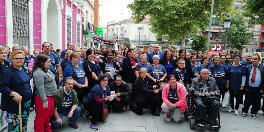 Participantes en la concentración por el Día de la Salud Mental en Puertollano