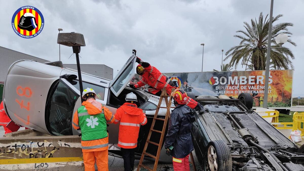 Más de 40 equipos de bomberos compiten en Oliva en técnicas de rescate en accidentes de tráfico