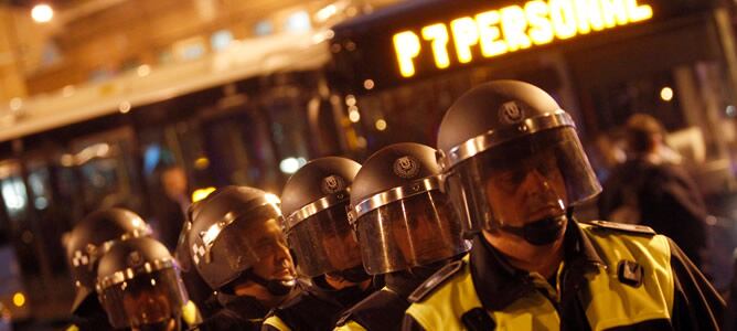 La policía municipal en la estación de autobuses velando por el cumplimiento de los servicios mínimos