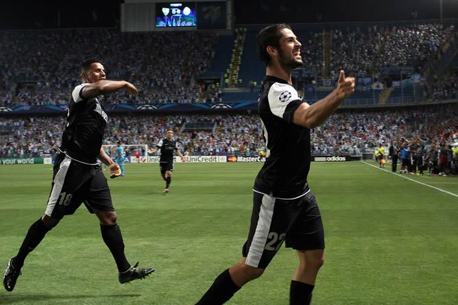 Los jugadores Isco (d) y Eliseu Pereira Dos Santos (i), del Málaga, celebran el primer gol en el partido que enfrenta al Málaga y al Zenit de San Petersburgo en la fase de grupos de la Liga de Campeones