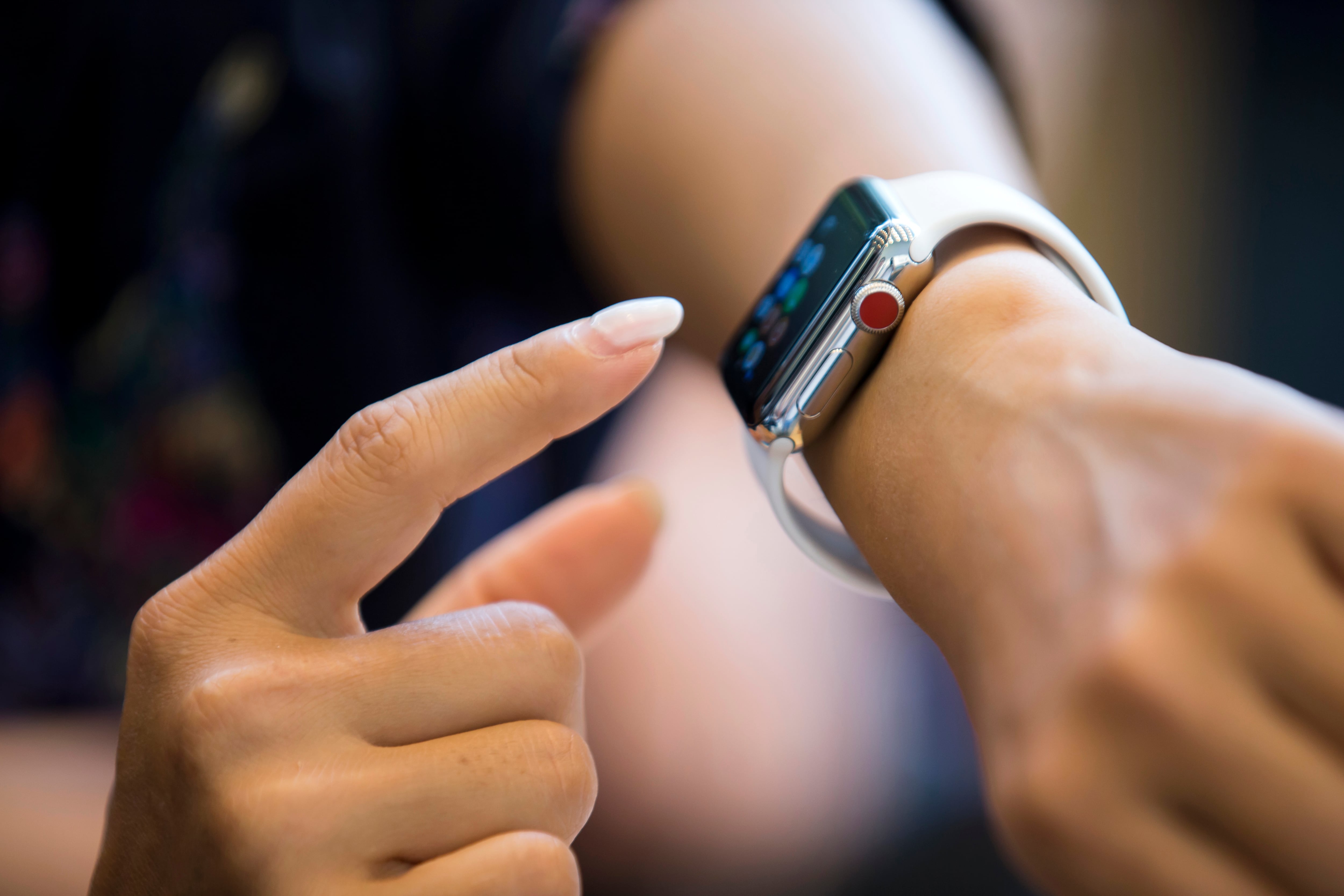 Una mujer toca su Apple Watch. Archivo.