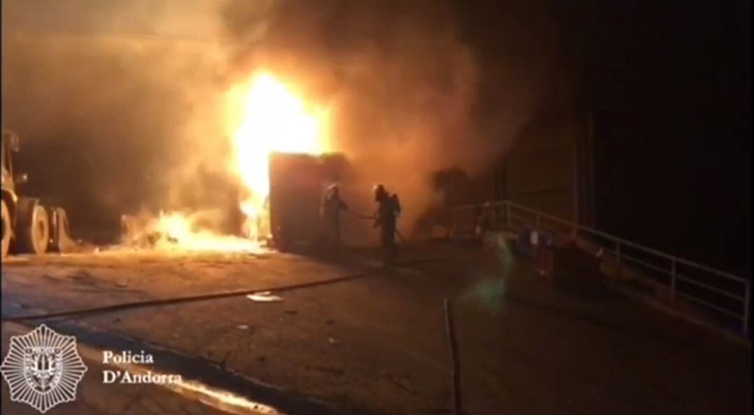 Els bombers apagant el foc declarat a la deixalleria d'Andorra la Vella