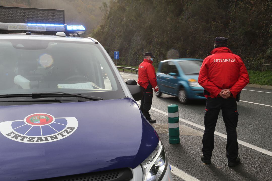 Dos ertzainas vigilan el tráfico, en una imagen de archivo