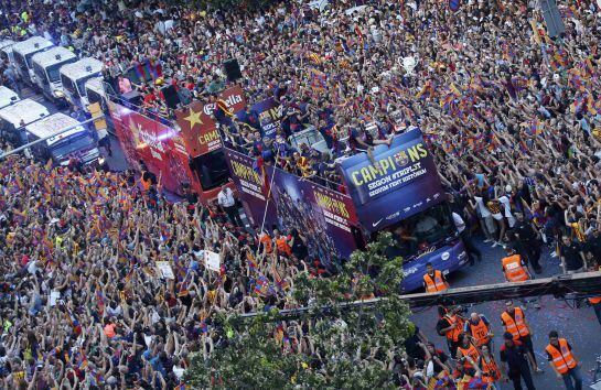 Barcelona&#039;s players and staff members celebrate from an open-top bus during celebration parade in Barcelona, Spain, June 7, 2015. Barcelona were crowned kings of Europe for the fifth time after beating Juventus 3-1 in a pulsating Champions League final at