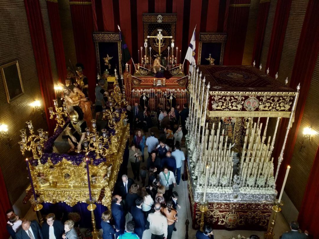Los titulares de la Hermandad de las Cigarreras en el interior del templo, abierto a los fieles durante la tarde, tras decidir no realizar su estación de penitencia