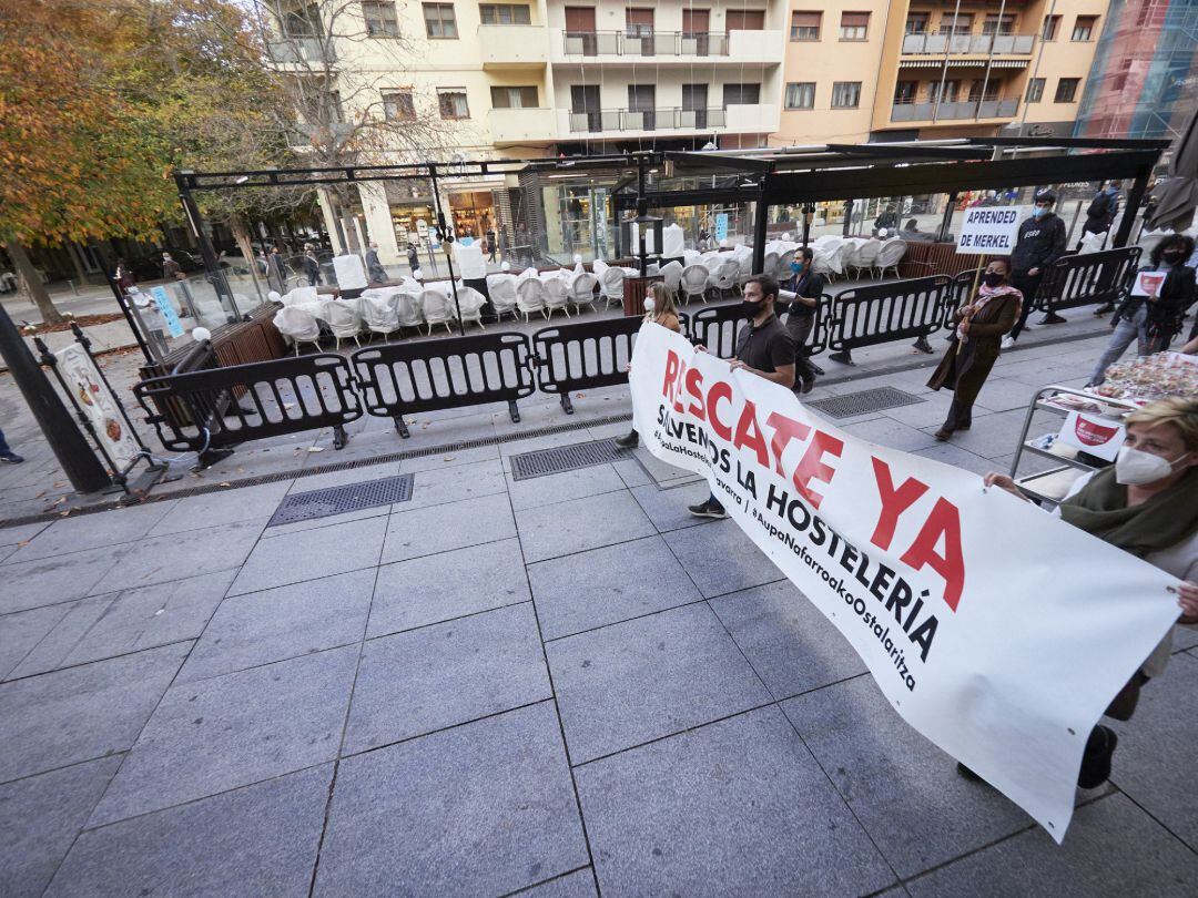 Manifestación por las calles de Pamplona bajo el lema 'Salvemos la hostelería', en Pamplona