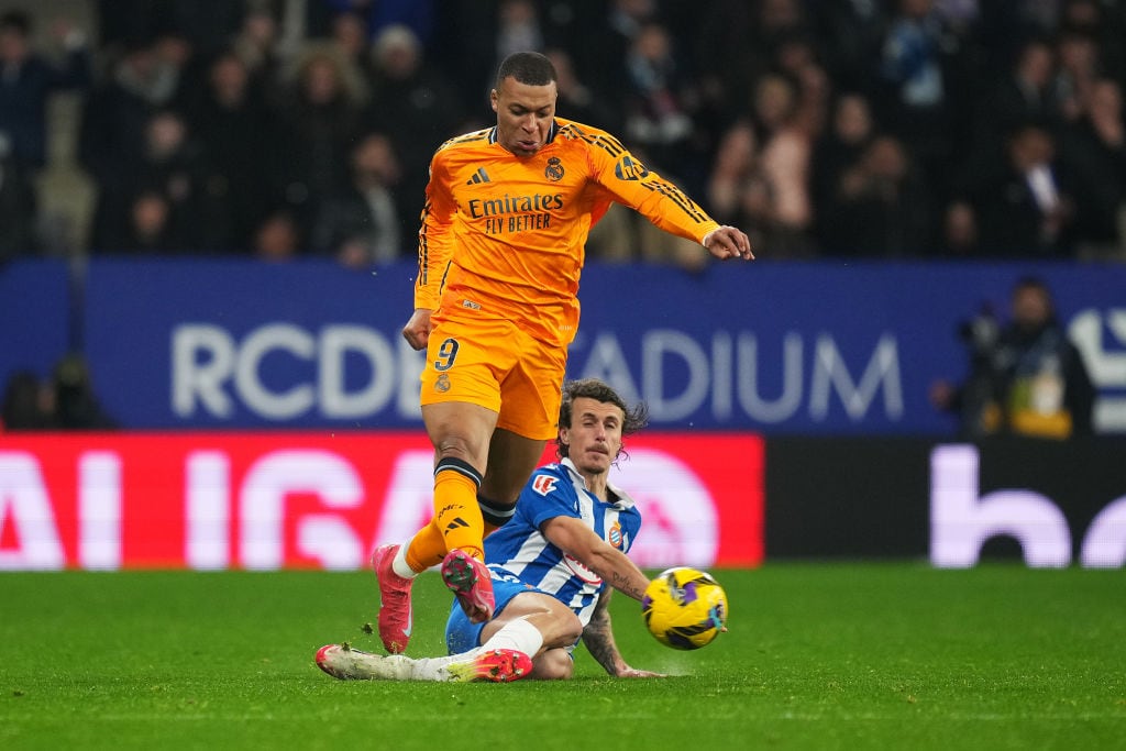 La entrada de Carlos Romero a Kylian Mbappé en el partido de LaLiga EA Sports entre el RCD Espanyol y el Real Madrid.