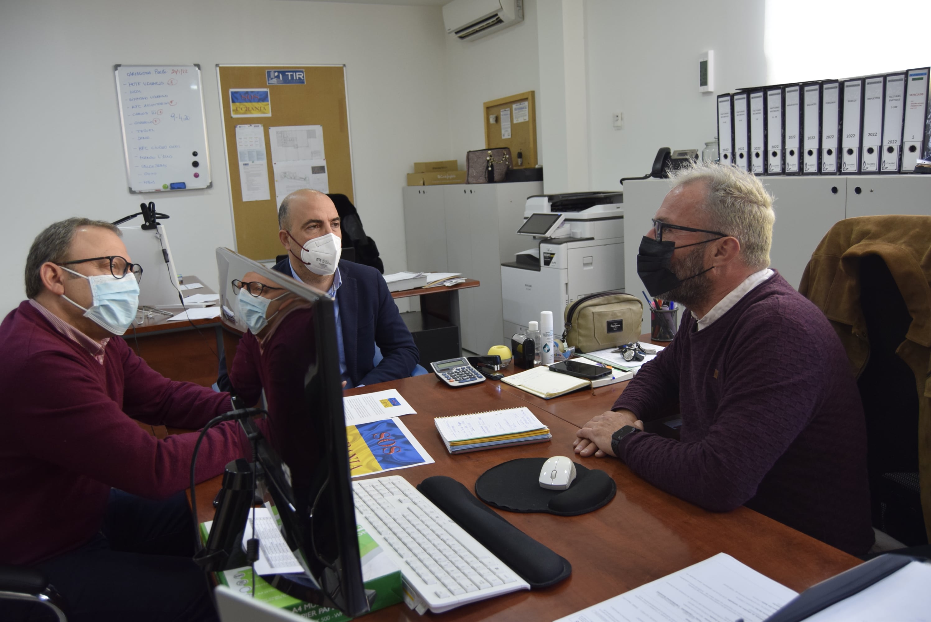 El alcalde de Molina de Segura, Eliseo García, ha visita las instalaciones de TIR para interesarse por la situación de la empresa