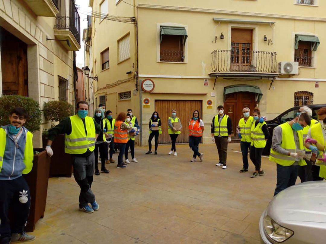 Voluntarios organizan el reparto de mascarillas en Muro