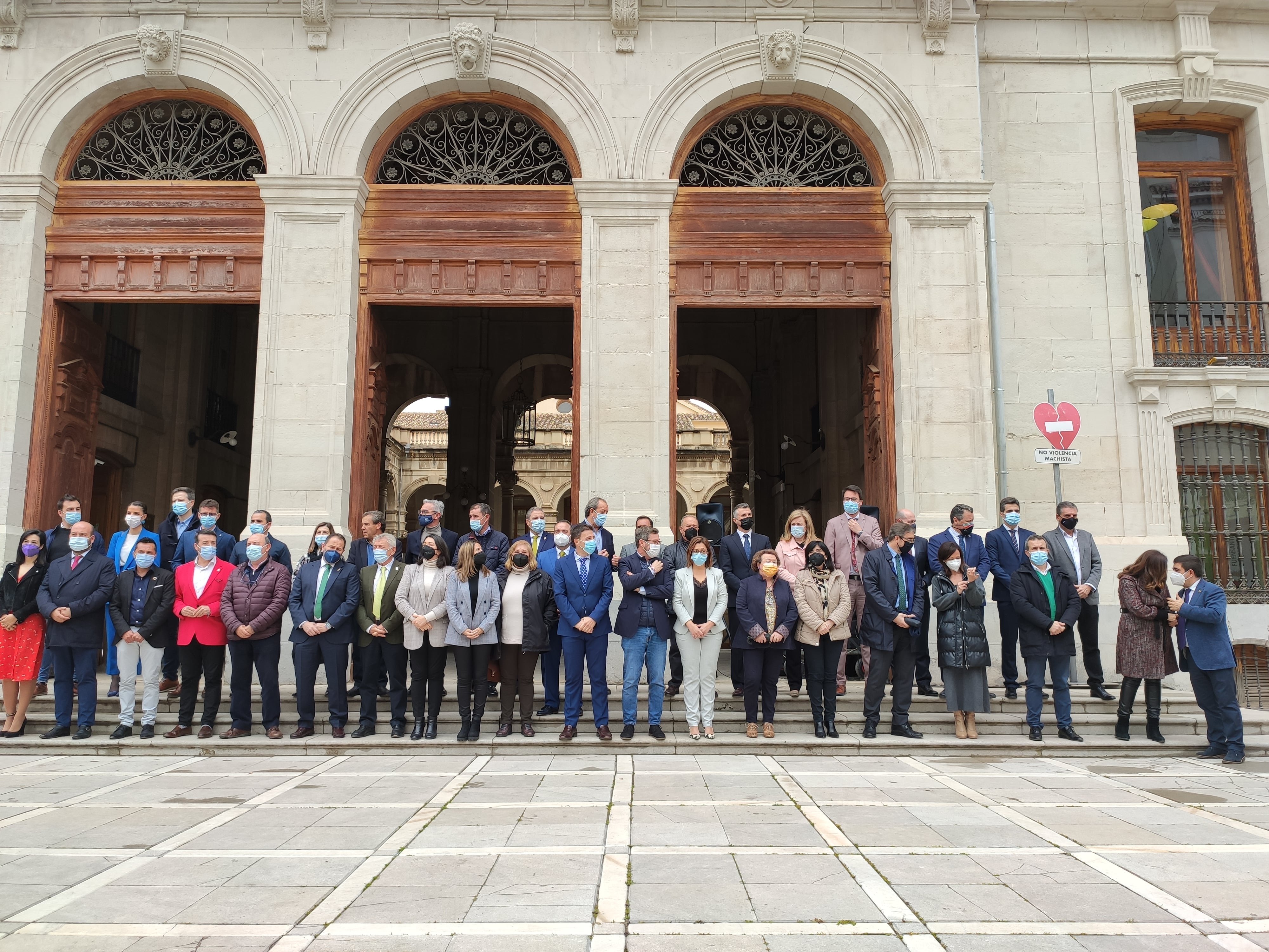 Alcaldes, alcaldesas, diputados y diputadas de la Diputación de Jaén ante el Palacio Provincial