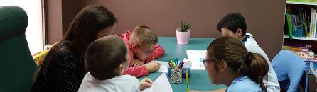 Varios alumnos trabajando en el centro.