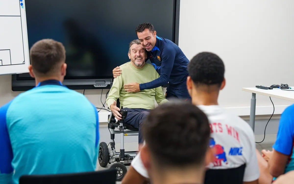 Unzué visita a los jugadores del Barcelona