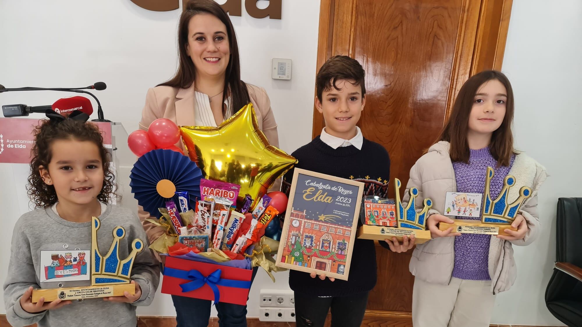 La edil de Fiestas de Elda, Lorena Pedrero, con los ganadores del concurso