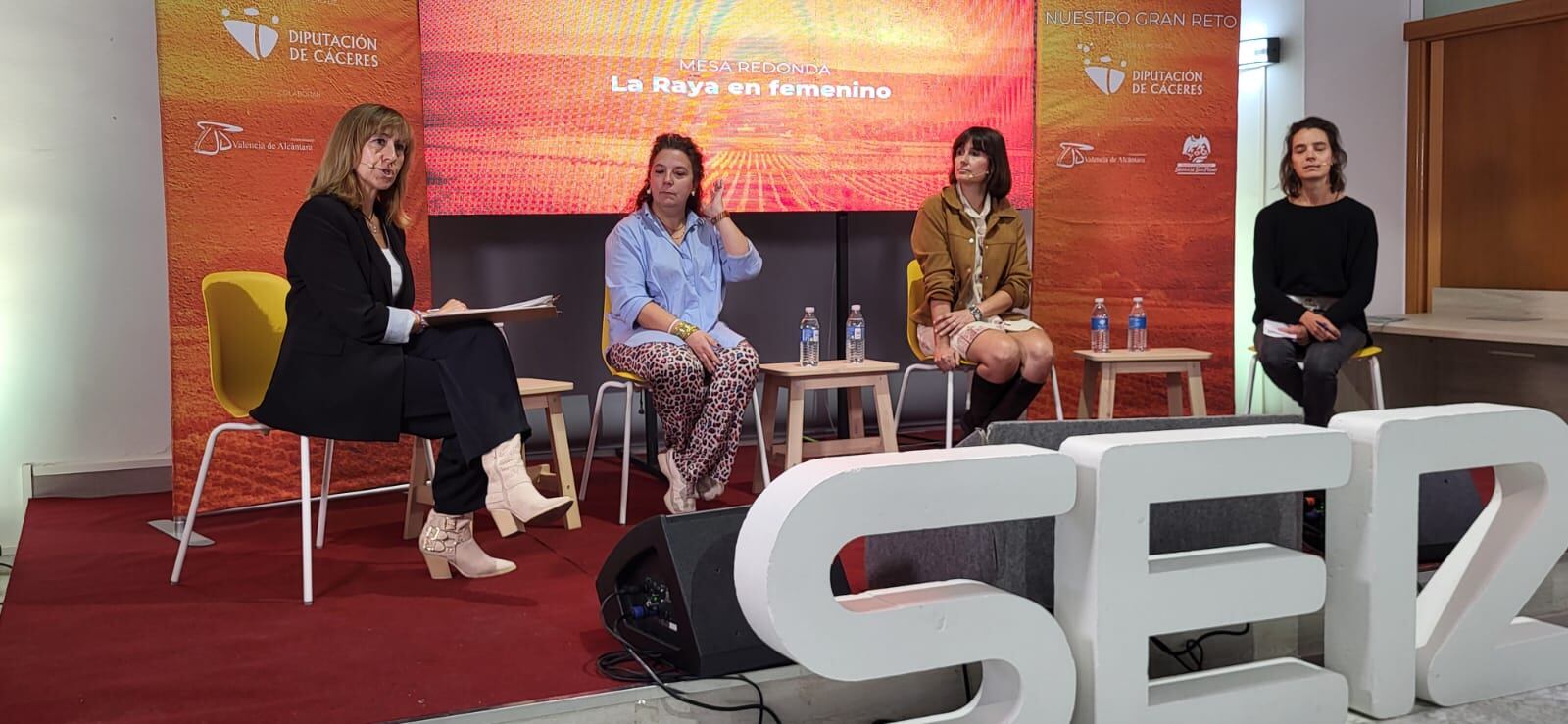La Raya en femenino, tercera de las mesas en Valencia de Alcántara. De izquierda a derecha: Cristina Reyes Gómez, Louise Mehauden y Ainara Cámara Garayoa