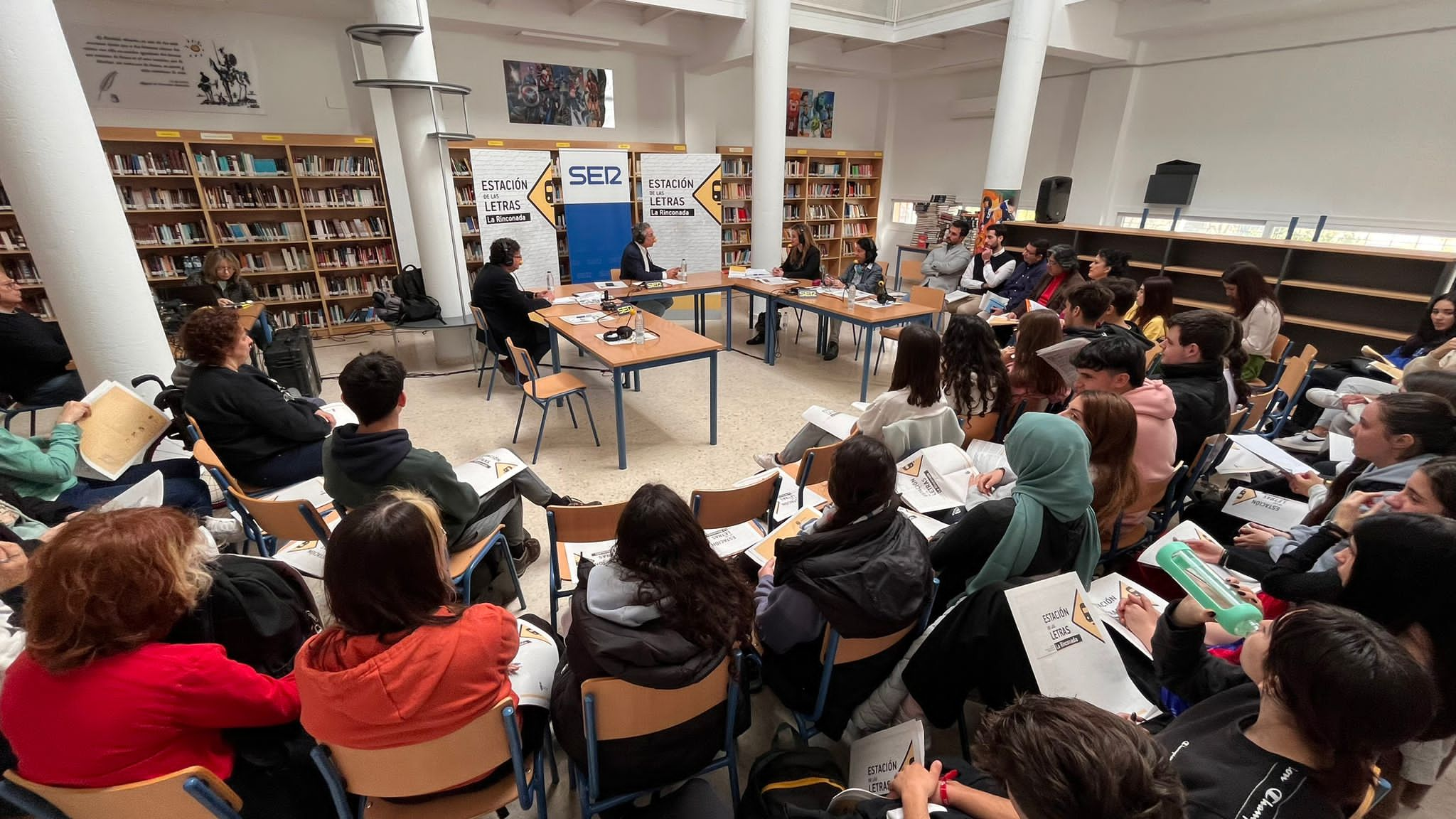 Los estudiantes del IES Carmen Laffón han llenado el improvisado estudio de Radio Sevilla