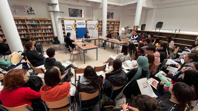 Los estudiantes del IES Carmen Laffón han llenado el improvisado estudio de Radio Sevilla