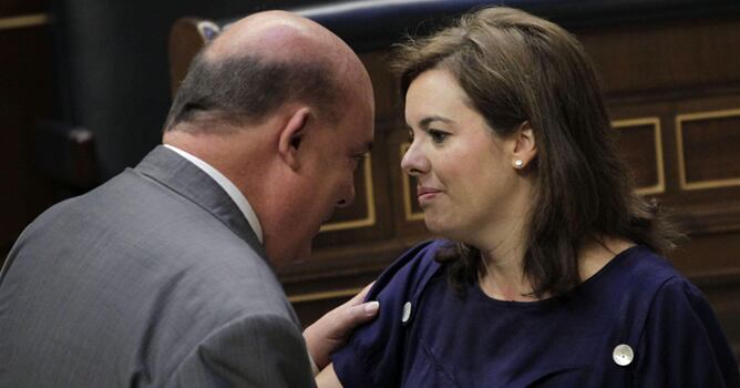 La vicepresidenta del Gobierno, Soraya Sáenz de Santamaría, conversa con el diputado del PNV Emilio Olabarría, durante un receso hoy en el pleno del Congreso de los Diputados