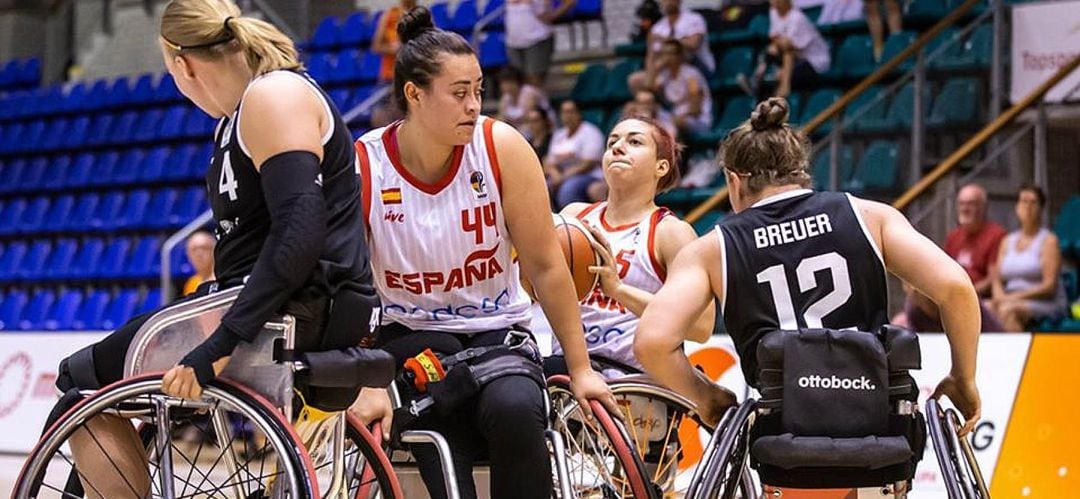 Lucía Soria, con el balón, durante el partido de España ante Alemania del pasado Europeo en el que las germanas se hicieron con la medalla de bronce tras ganar 53-38