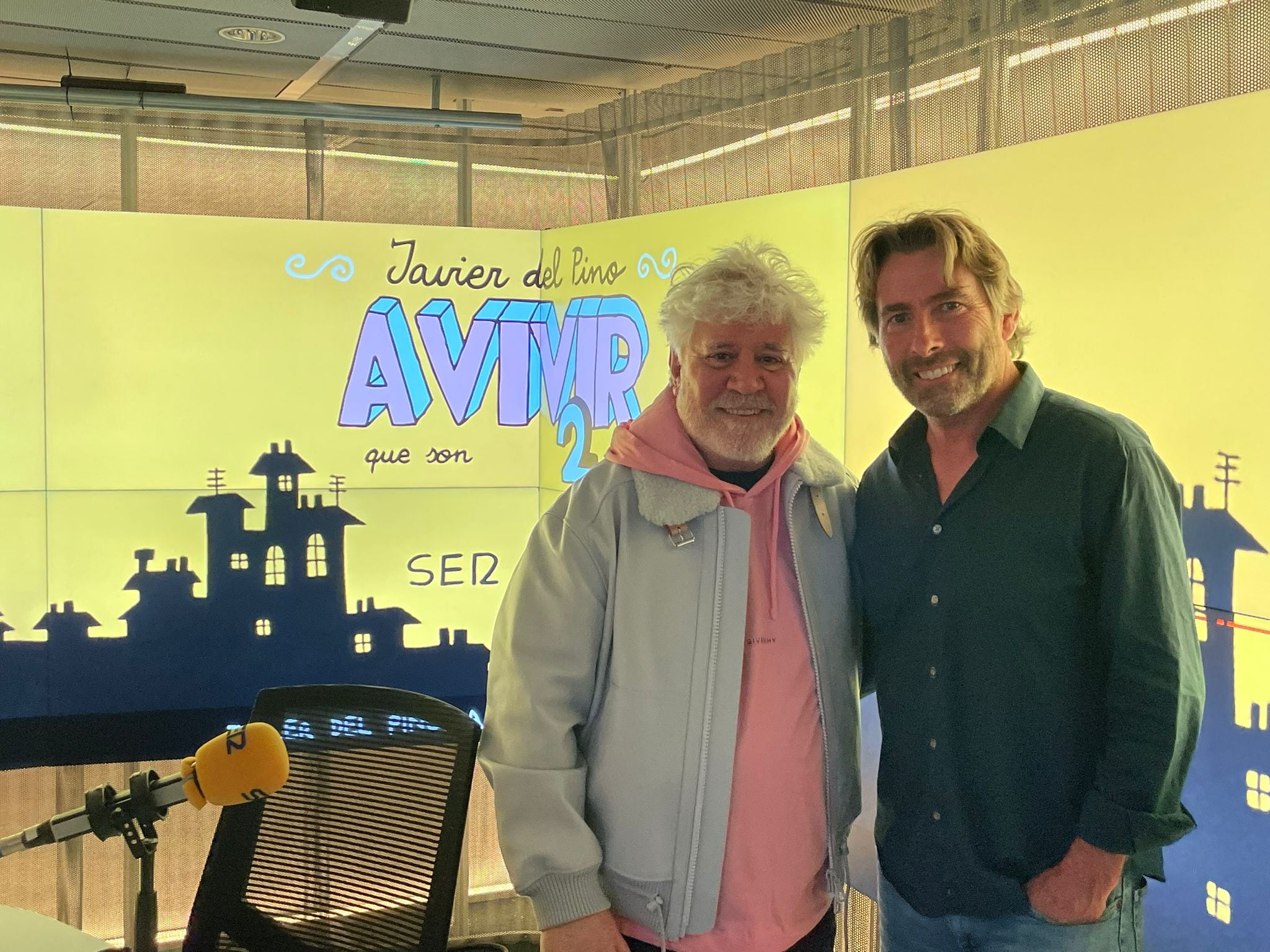 Pedro Almodóvar junto a Javier del Pino durante su entrevista en &#039;A vivir&#039; de la Cadena SER.