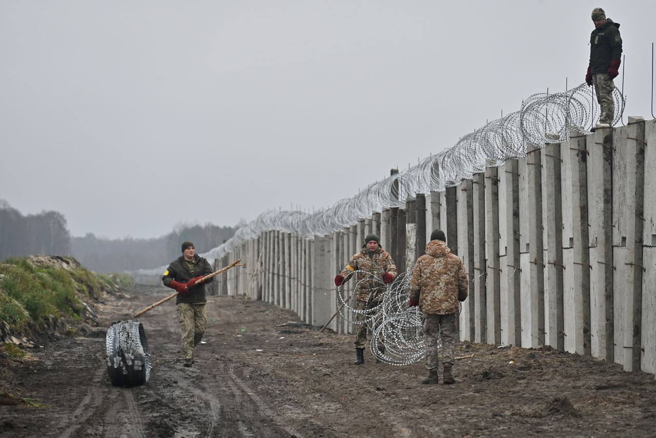 Muro siendo construido entre Bielorrusia y Ucrania.